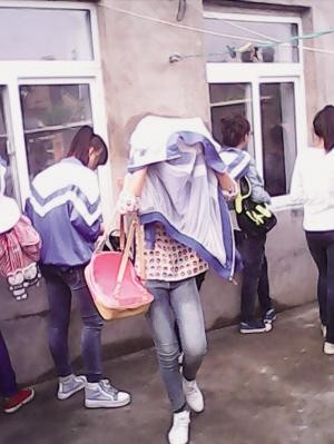 初中生遭同学暴打:凉水泼透全身 跪搓衣板(图)