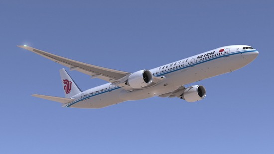 中国航空运输市场前景广阔。资料图 人民网北京9月25日电中国航空工业集团公司在北京航展现场举行2013-2032年民用飞机中国市场预测年报新闻发布会,发布对未来20年中国大陆民用飞机市场的最新预测。预计2032年年末中国民用飞机的机队规模将达到6691架,是2012年机队规模的3.4倍;其中客机5893架,货机798架;未来20年我国共需要新增民用客机5288架。 2012年中国民用航空旅客周转量达到5026亿人公里,同比增加10.