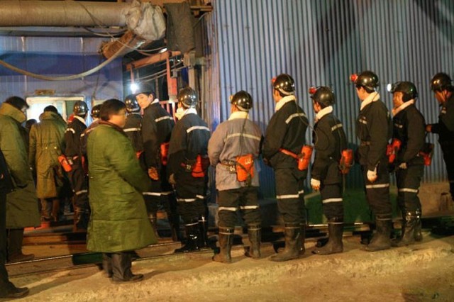 截至19日21时30分,蒲县宏源集团北峪煤矿冒顶事故7名被困人员中,4人已