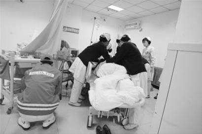 医护人员正在抢救轻生女孩.摄影记者马万冬