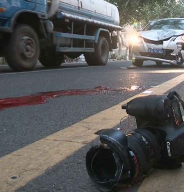 上海2名记者南京遇车祸1死1伤 事发现场鲜血横流(组图)