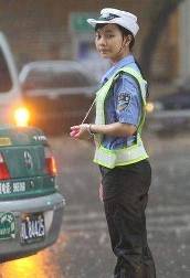 女協警暴雨中淋雨指揮交通 被譽