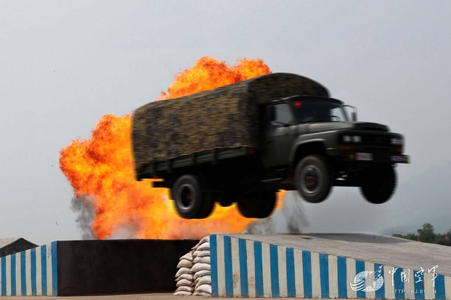 解放军卡车飞越断桥【1】-图库-手机搜狐