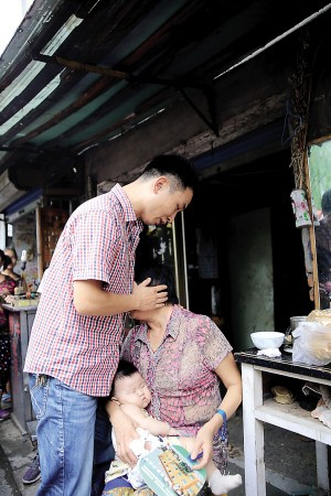 侯大妈儿子回来后安慰妈妈.