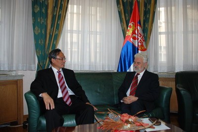 驻塞尔维亚大使张万学到任拜会塞总理茨韦特科维奇(图)