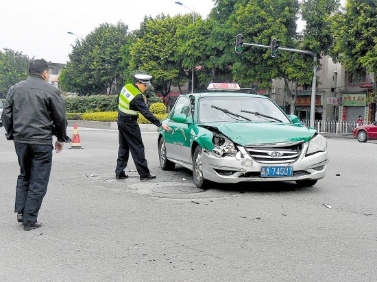 出租车撞上小轿车(图)
