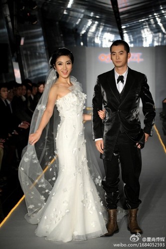 王励勤杜威女友新年当新娘 唯美婚纱华丽走秀(图)