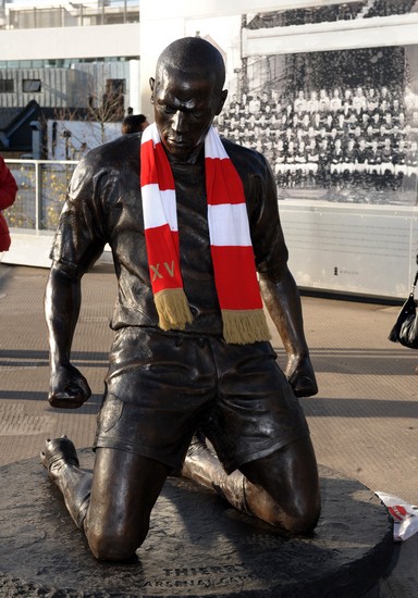 他标志性的滑跪庆祝进球的pose已做成雕像,永远立在酋长球场外.